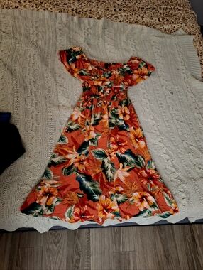 Woman's Forever 21 Off Sleeve Flora Dress Size Small